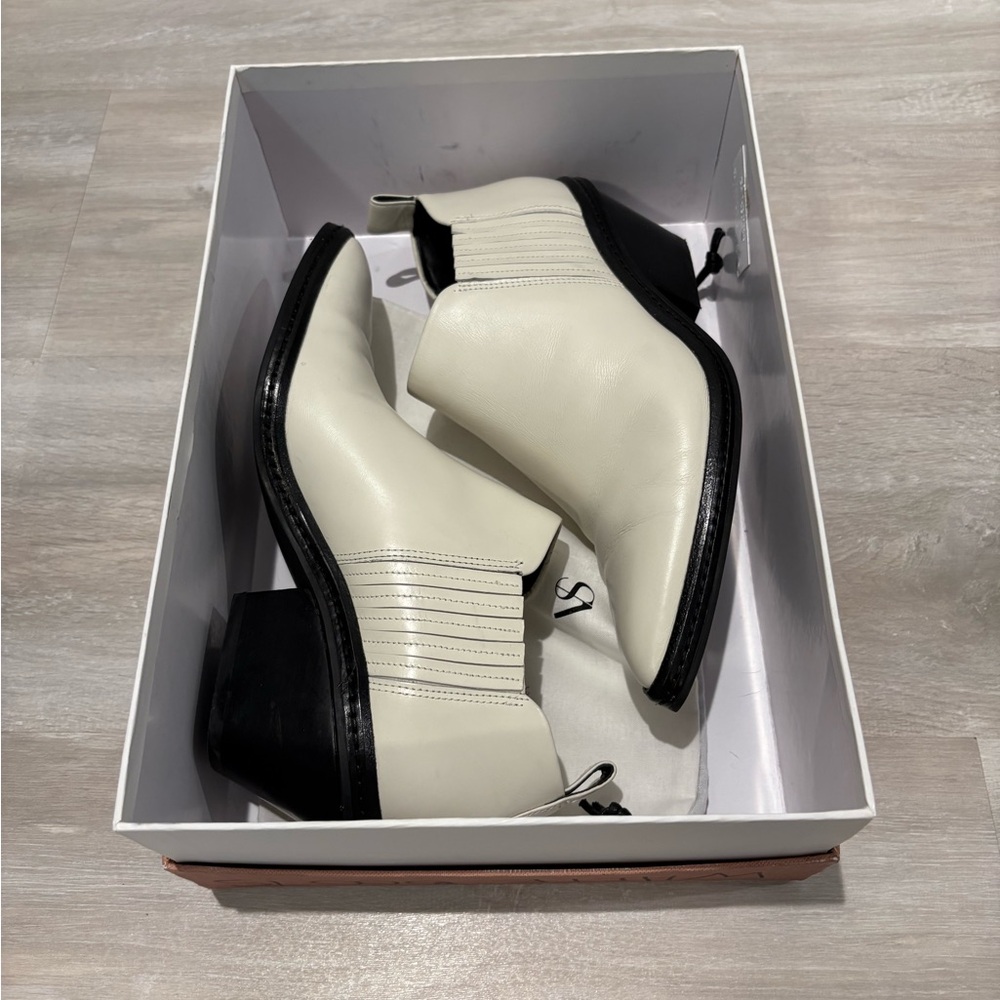 NWT Women's White and Black Ankle Boots